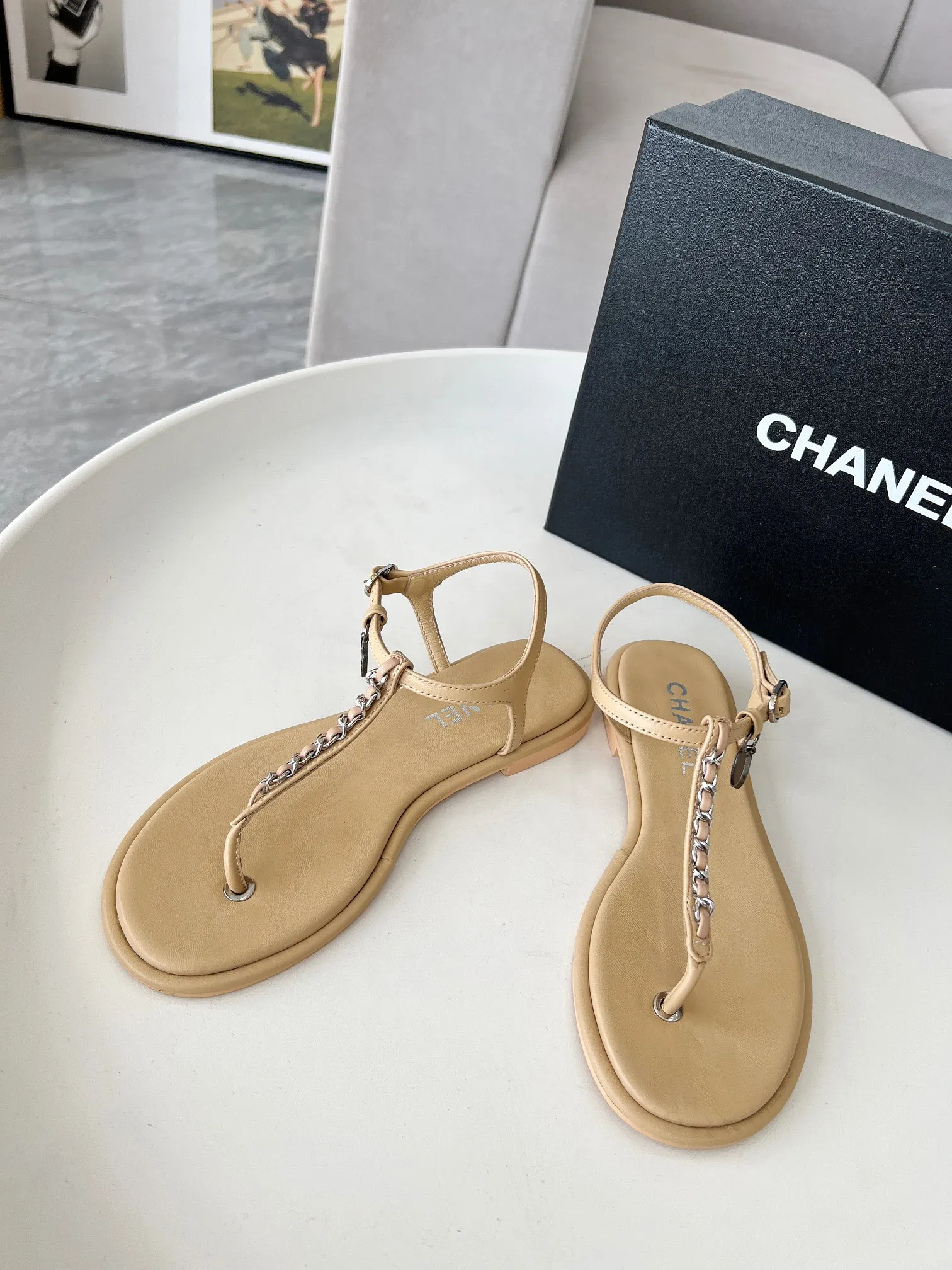 👟👟Ex-factory price 440👟👟 Genuine leather sole +40 CHANEL2025 Xiaoxiang new classic flip-up sandals👡 👄Original 1:1 molded logo🧡Exudes lasting charm Xiaoxiang sandals👡Vivid intellectual elegance👥Brings out the unique beauty of women👩‍🦰 Fabric: Sheepskin Lining: Imported sheepskin , Outsole: rubber outsole (leather outsole) Color: black/apricot/white, code number: 35-40 (41-41 customization is non-returnable and non-exchangeable): leather outsole, rubber sole